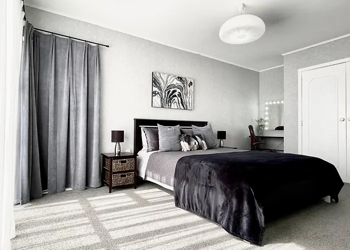 M&K Home With Central Air Condition, 4 Bedrooms, By Chartwell Shopping Centre