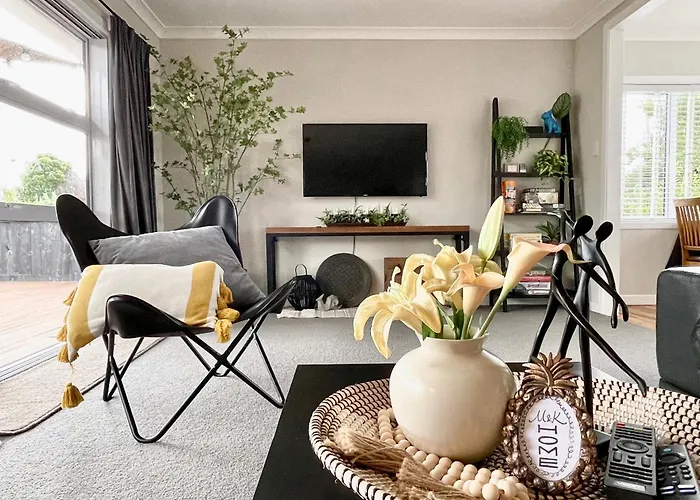 M&K Home With Central Air Condition, 4 Bedrooms, By Chartwell Shopping Centre