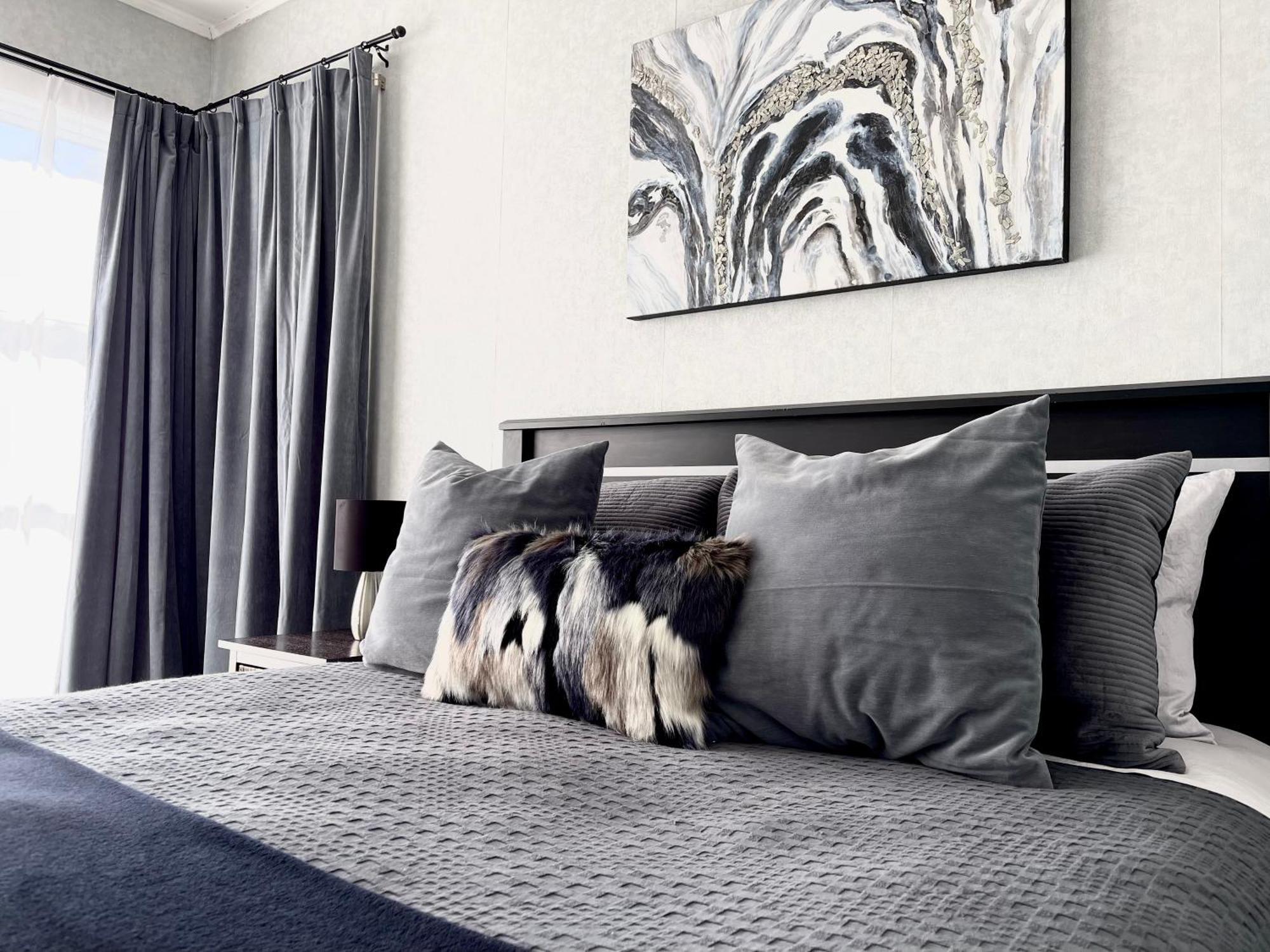Villa M&k With Air Condition, 4 Bedrooms, By Chartwell Shopping Centre Hamilton
